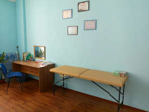 загальний план кабінету з масажним столом